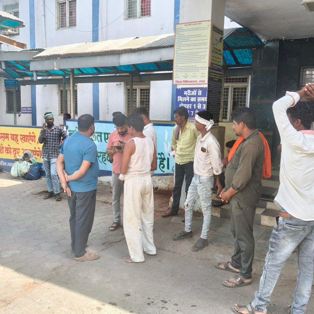 हरदा में दो सड़क हादसों में दो की मौत:बुआ-भतीजे को पिकअप और एक युवक को ट्रक ने मारी टक्कर