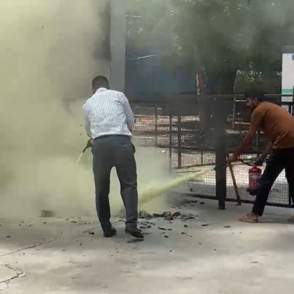 जिला अस्पताल में फायर सेफ्टी मॉक ड्रिल:आपात स्थिति से निपटने का अभ्यास किया, तैयारी देखी