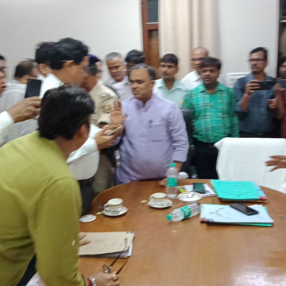 मधुबनी सर्किट हाउस में हंगामा:राज्य अनुसूचित जाति आयोग-स्वास्थ्य विभाग के अधिकारियों में हुई झड़प