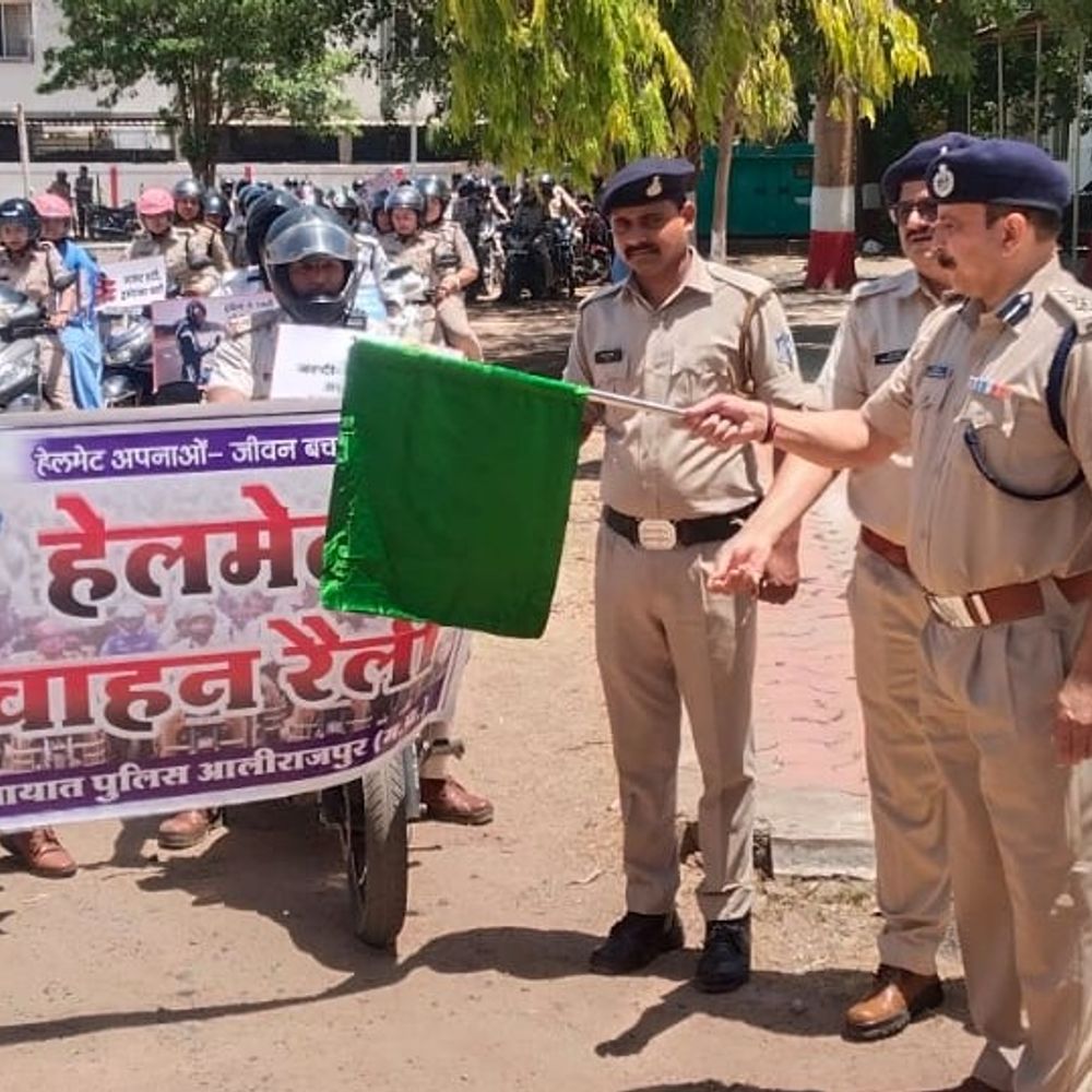 आलीराजपुर पुलिस ने 1233 उल्लंघनकर्ताओं पर की कार्रवाई:हेलमेट-ओवरलोडिंग अभियान में 5.32 लाख रुपए का समन शुल्क वसूला