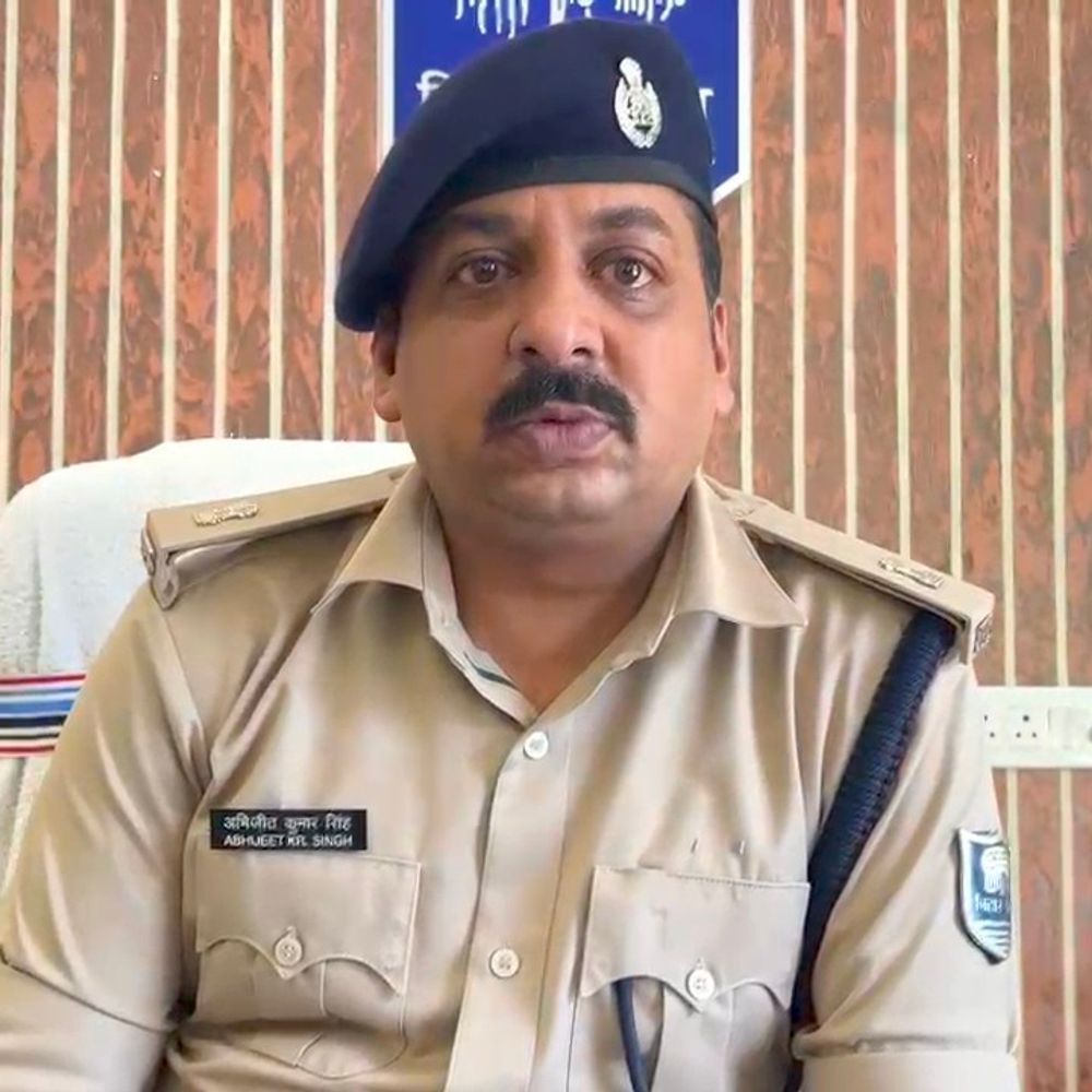 कटिहार में 3150 कोडिन कफ सिरप जब्त:3 तस्कर गिरफ्तार, टेम्पू पकड़ा, गौशाला के पास छापेमारी में सफलता