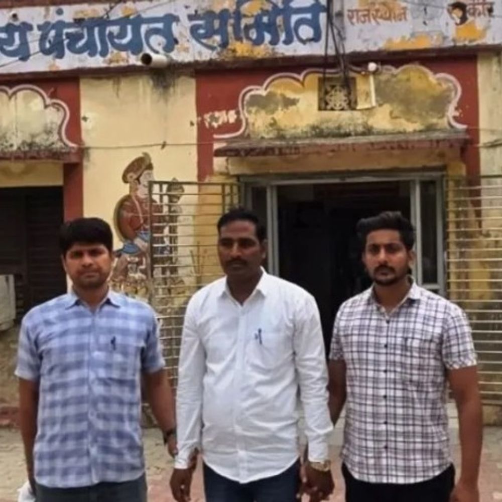 ग्राम विकास अधिकारी 25 हजार रुपए रिश्वत लेते गिरफ्तार:ठेकेदार से बिलों के भुगतान और सिक्योरिटी राशि रिफंड कराने की एवज मांगी थी