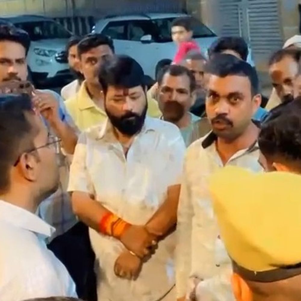 उन्नाव में बिजली संकट पर लोगों का प्रदर्शन:डीएम आवास और पावर हाउस का घेराव कर जताया आक्रोश