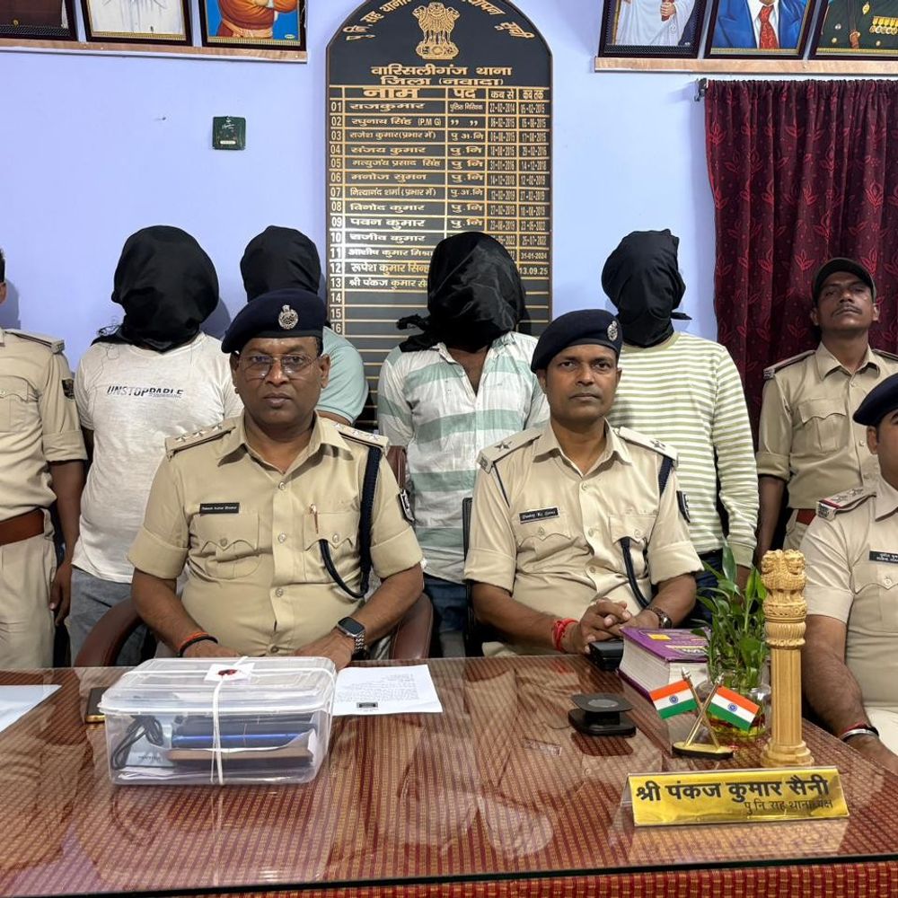 नवादा में 4 साइबर अपराधी गिरफ्तार, डेटा बरामद:पुलिस ने फिंगरप्रिंट मशीन और ग्राहक डेटा भी किया जब्त