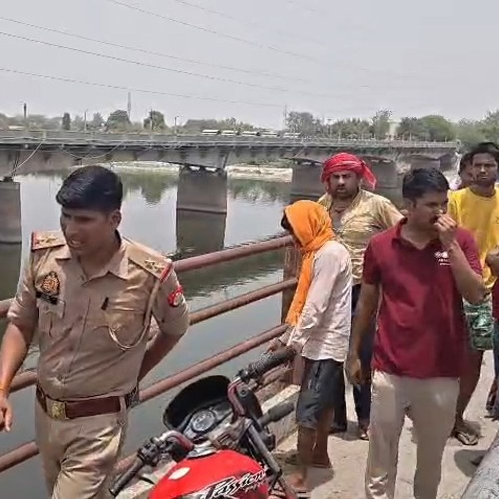 पत्नी से विवाद के बाद युवक यमुना में कूदा:मथुरा में पुल पर मची अफरा-तफरी, SDRF कर रही तलाश
