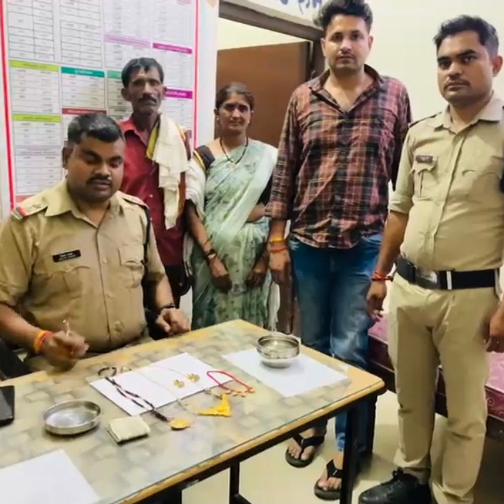 ओरछा पुलिस ने 30 मिनट में ढूंढा महिला का पर्स:ट्रक में छूटे 5 लाख के जेवर और नकदी लौटाई; परिवार ने जताया आभार