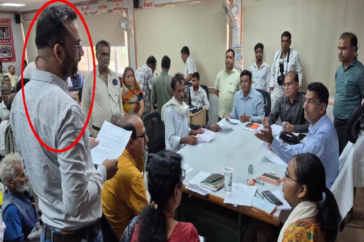 बाबू हंसा तो कलेक्टर ने लगाई लताड़, बोले- पीड़ित परेशान हैं और तुम दांत निकाल रहे हो…