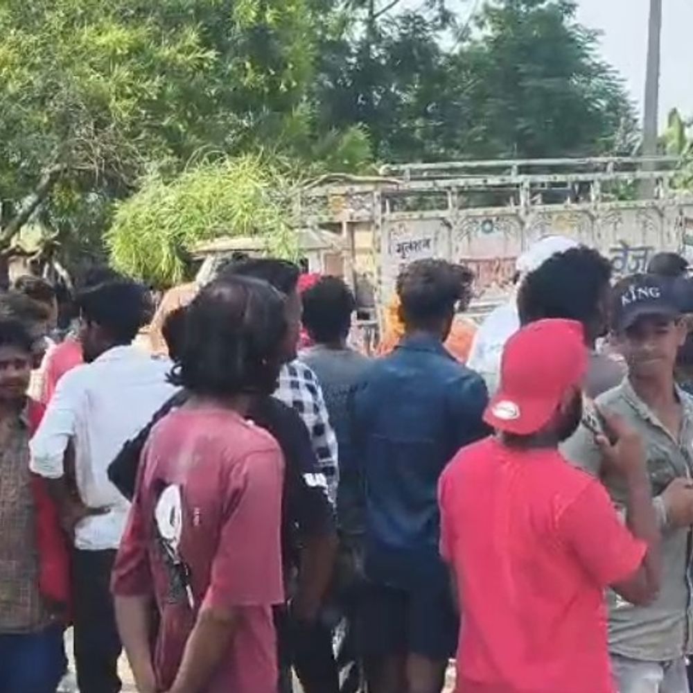 बेतिया में अनियंत्रित पिकअप का कहर:बाइक सवार 2 युवकों की मौके पर मौत, फेरीवाला गंभीर घायल, चालक फरार