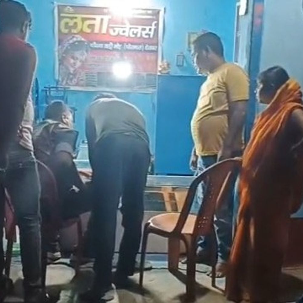 देवघर के मोहनपुर में ज्वेलरी दुकान से लाखों की लूट:हथियार का भय दिखा दुकान में घुसे, आधा भर सोना, तीन किलो चांदी और नकद लूटे