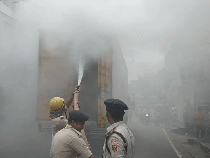 किशनगंज में फ्लिपकार्ट कंटेनर ट्रक में लगी आग:सौदागरपट्टी रोड पर यातायात प्रभावित, दमकल ने पाया काबू
