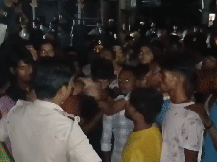 ट्रक की चपेट में आने से बच्ची की मौत:मुंगेर में आक्रोशित भीड़ ने ट्रकों और दुकानों में तोड़फोड़ की