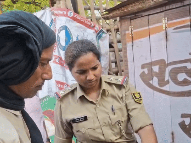 पार्षद की दुकान से शराब बिक्री का वीडियो वायरल:रोहतास में पुलिस ने 20 पेटी शराब बरामद की, एक गिरफ्तार; पार्षद भागा