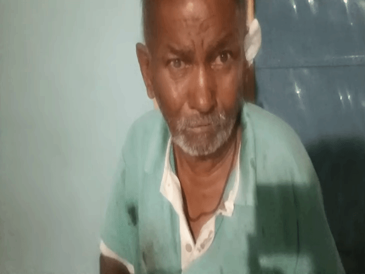 जबलपुर में 15 मिनट तक बुजुर्ग लड़ा स्ट्रीट डॉग से:माथे, हाथ, कमर में काटा, लहूलुहान हो गए; स्थानीय लोग बोले-कई लोगों को काटा था