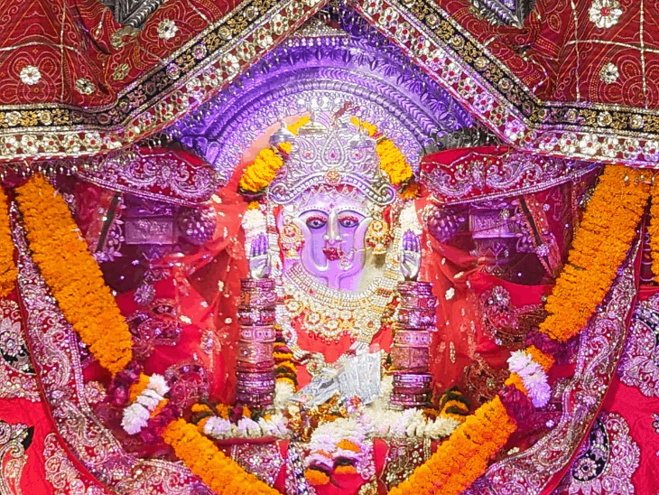 श्रीमंदिर दादीधाम में 21वां पाटोत्सव शुरू:ध्वजारोहण के साथ हुआ शुभारंभ, गर्भगृह का किया विशेष श्रृंगार