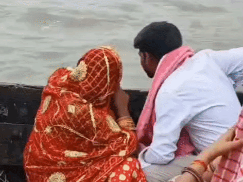 विक्रमशिला सेतु टूटा, दूल्हे ने नाव से पार की गंगा:कटिहार में तय समय पर पहुंच लिए सात फेरे, दुल्हन भी नाव से ससुराल गई