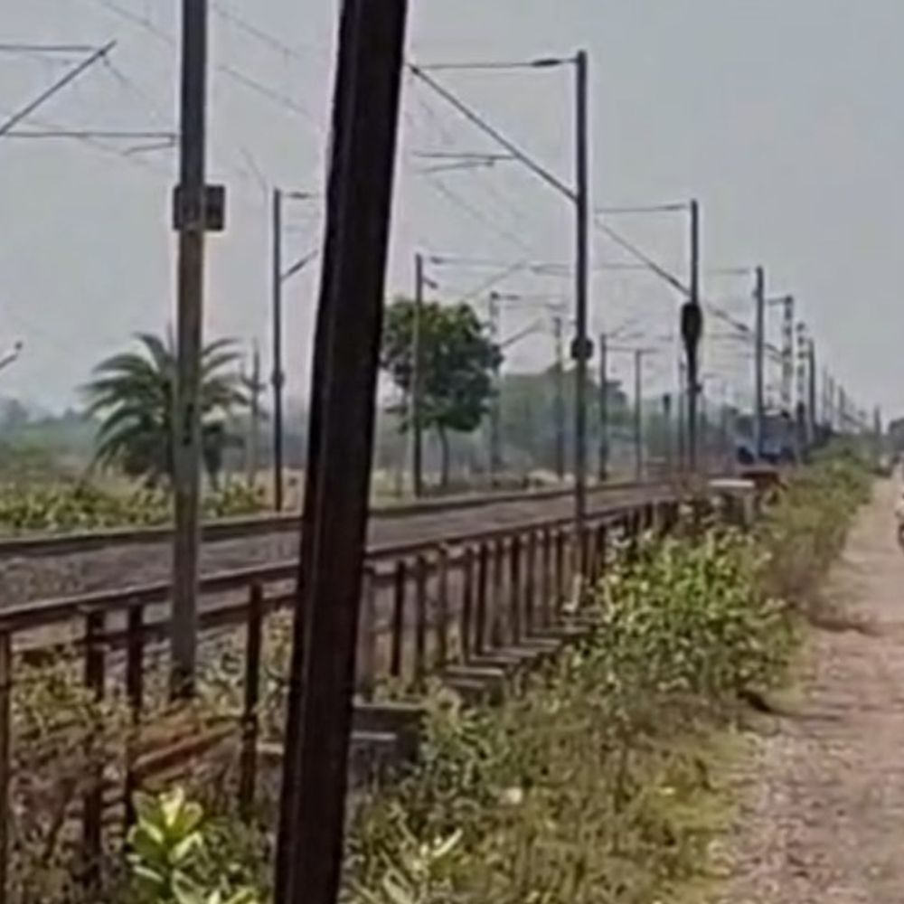 गेनाडीह-रतनपुर रेलवे फाटक पर पोकलेन रखा हाईवा फंसा:जमुई में इमरजेंसी ब्रेक लगाकर रोकी मालगाड़ी, 8 मिनट तक रुकी रही