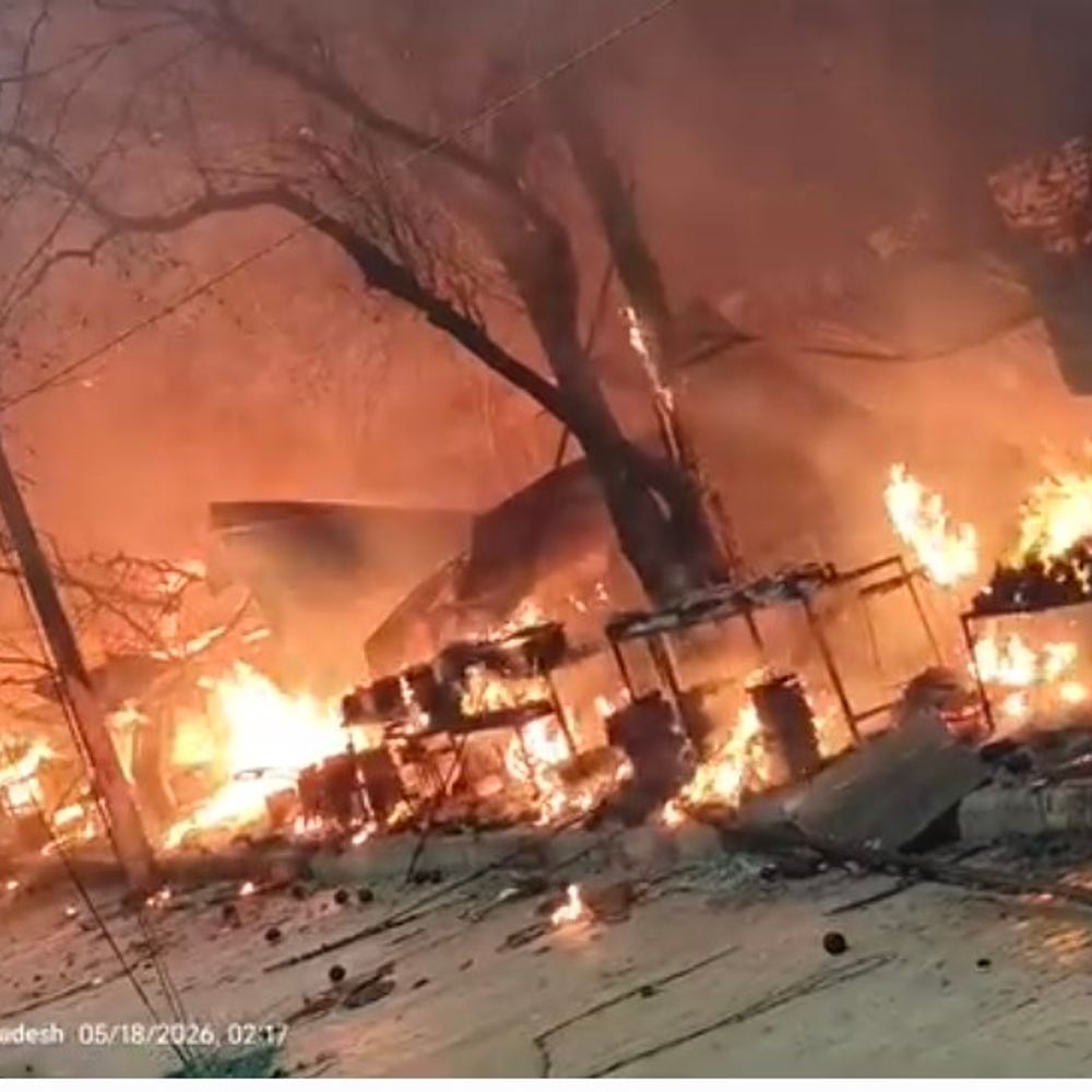 अछरु माता मंदिर परिसर में लगी भीषण आग:दुकानें जलकर खाक, लाखों के नुकसान की आशंका