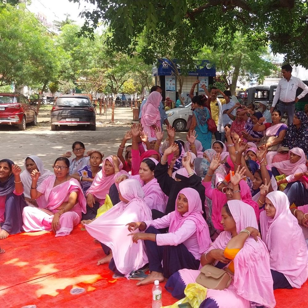 अररिया में आशा कार्यकर्ताओं का प्रदर्शन:8 महीने से मानदेय नहीं मिला, भुगतान में गड़बड़ी का भी आरोप लगाया, सिविल सर्जन को सौंपा ज्ञापन