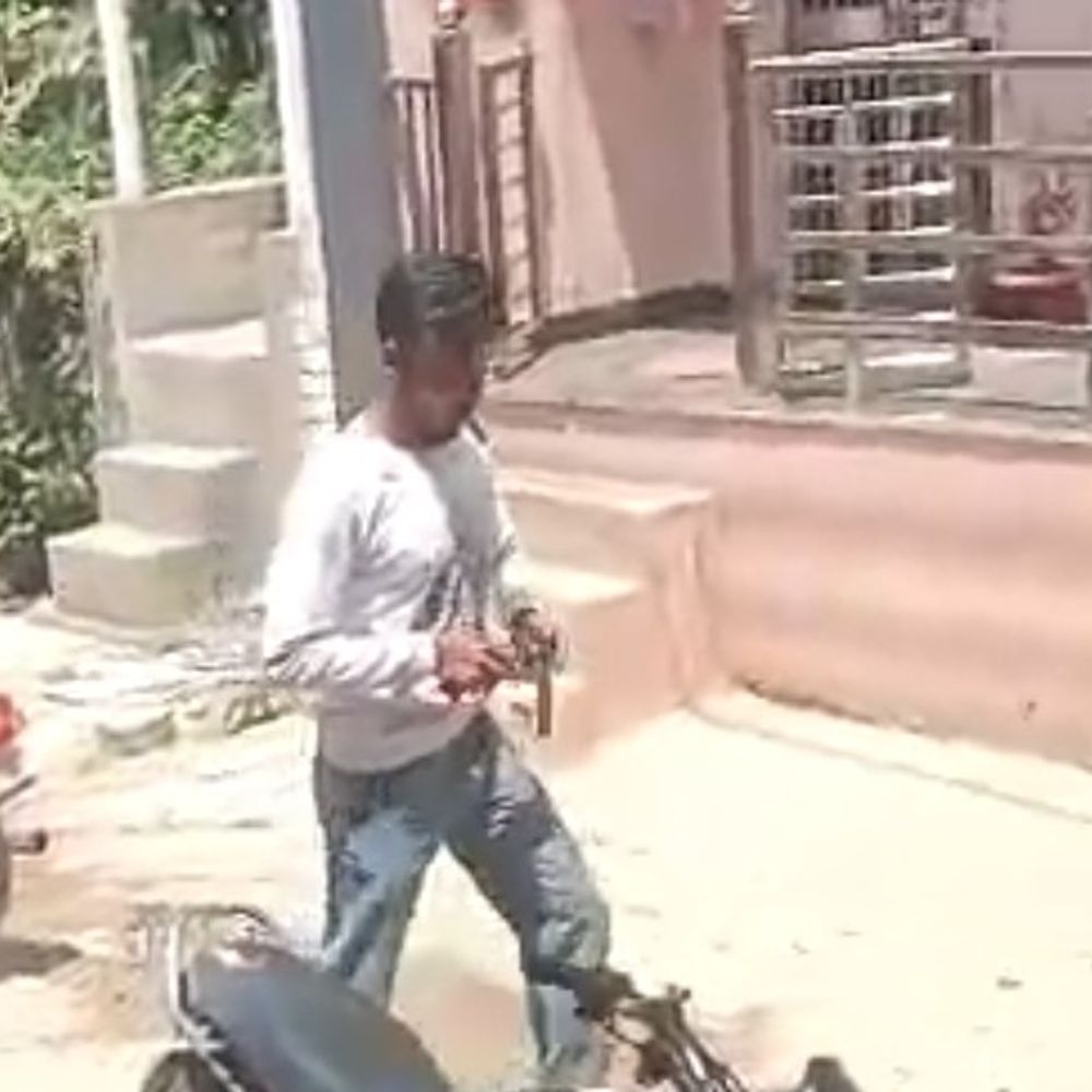 हाथरस में युवक के घर पर फायरिंग:दरवाजे के शीशे पर लगी गोली, 3 दिन पहले हुई युवक की सगाई