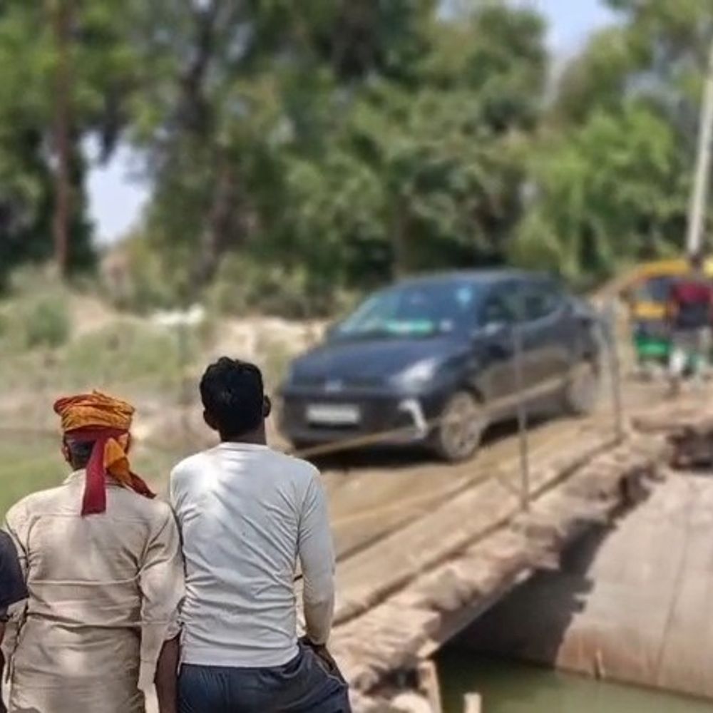 उन्नाव में पीपा पुल पर हल्के वाहन चलना शुरू:नहर का पानी छोड़ने से बहा था अस्थायी पुल, प्रशासन ने की पहल