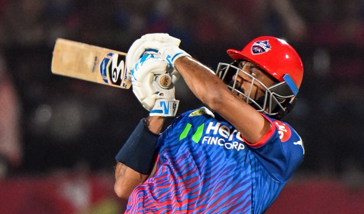 IPL 2026 | जीत के जश्न के बीच Delhi Capitals को झटका: कप्तान अक्षर पटेल पर लगा 12 लाख का जुर्माना