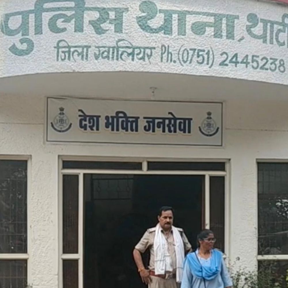 ग्वालियर बॉयज हॉस्टल में छात्रों के मोबाइल चोरी:कूलर चला कर सो रहे थे सभी, एक युवक आया और मोबाइल चोरी कर ले गया