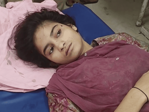 हाथरस में सड़क हादसा, 15 से अधिक यात्री घायल:मथुरा-बरेली हाईवे पर खड़ी बस को ट्रक ने मारी टक्कर