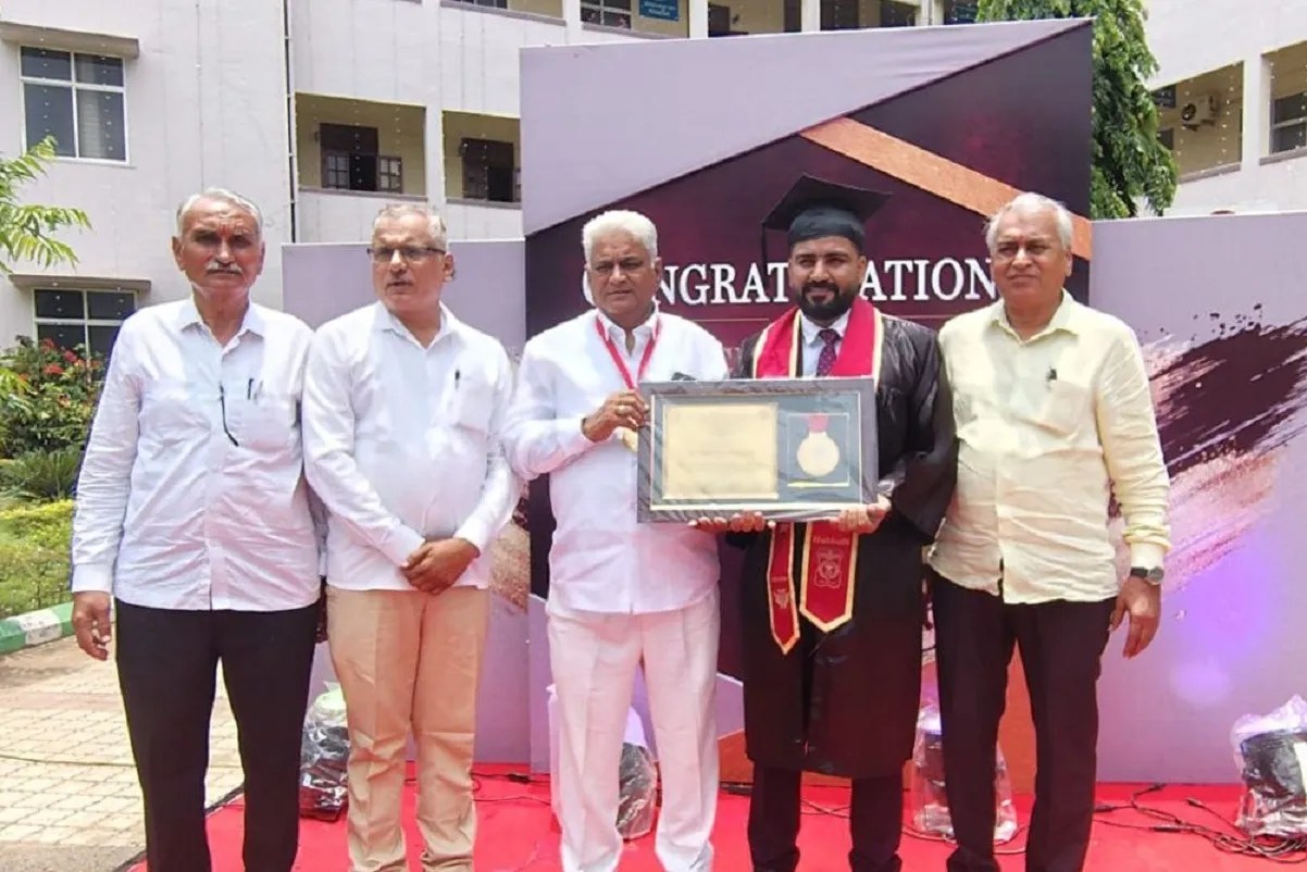 गरीबी झुकी, हौसले जीते: नाश्ते का ठेला लगाने वाले पिता के घर से निकला गांव का पहला एमबीबीएस डॉक्टर