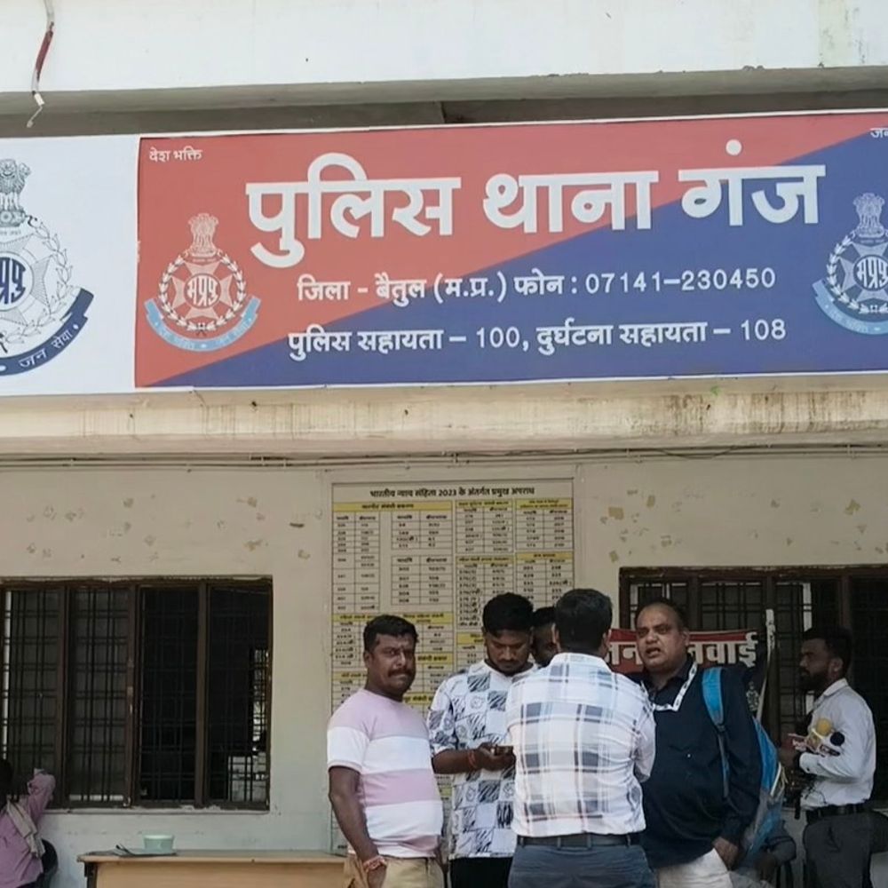 बैतूल में टेंट व्यवसाई के नाबालिग बेटे ने की आत्महत्या:खाया जहरीला पदार्थ, उल्टियां होने पर अस्पताल ले गए परिजन, इलाज के दौरान मौत