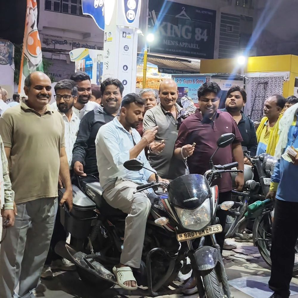 मैनपुरी में महंगाई के विरोध में कांग्रेस का मेलोडी मार्च:पेट्रोल-डीजल की बढ़ती कीमतों पर यूथ कांग्रेस का प्रदर्शन, पंपों पर बांटी मेलोडी