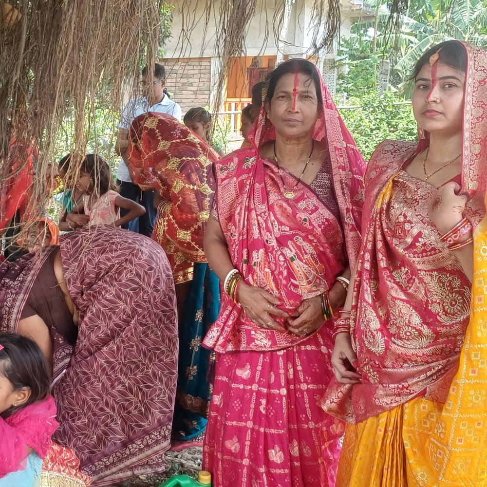 मुंगेर में घरों के छत पर वट सावित्री पूजा:सुहागिन महिलाओं ने पति की लंबी उम्र के लिए की कामना