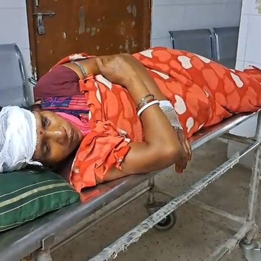 जमुई में तेज रफ्तार बाइक ने महिला को मारी टक्कर:सतगामा के पास सड़क पार करते समय गंभीर रूप से घायल