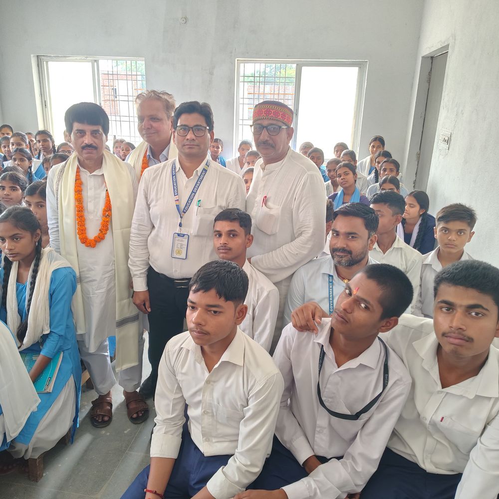 बेतिया के गांव पहुंचे इसरो वैज्ञानिक:बच्चों को मेहनत और अनुशासन का दिया मंत्र, बोले- सफलता का कोई शॉर्टकट नहीं, बेटियों की पढ़ाई पर दिया जोर