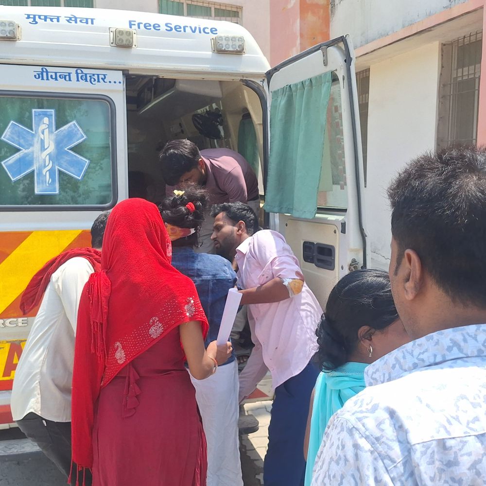 कार ने बाइक सवार 3 को रौंदा, 2 गंभीर घायल:बेतिया के लौरिया सामुदायिक स्वास्थ्य केंद्र में चल रहा ट्रीटमेंट