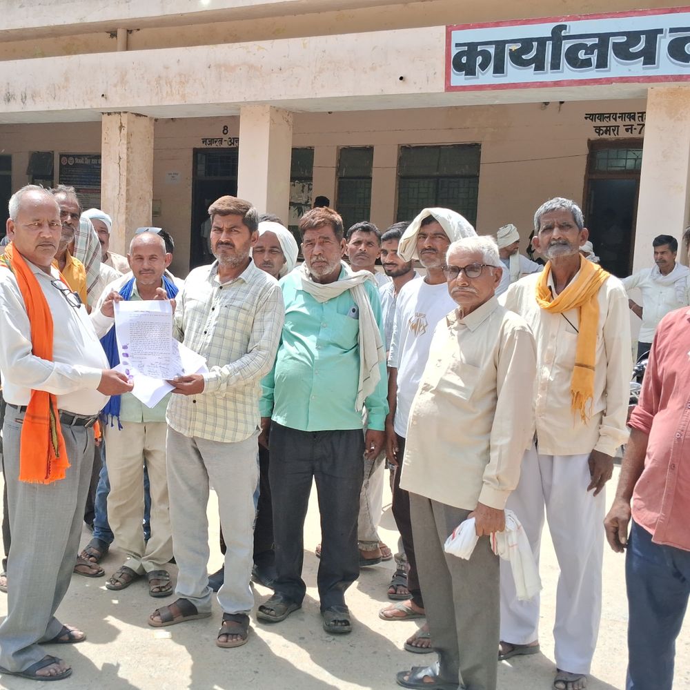 बिल्सी में बिजली कटौती से किसानों का फूटा गुस्सा:तहसील पर प्रदर्शन, बोले- सिंचाई न होने से सूख रही मक्का की फसल
