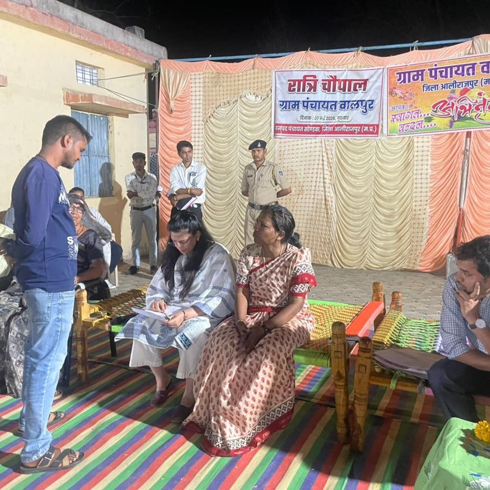 वालपुर में कलेक्टर ने सुनी ग्रामीणों की शिकायतें:प्रशासन की रात्रि चौपाल में दिए समाधान के निर्देश