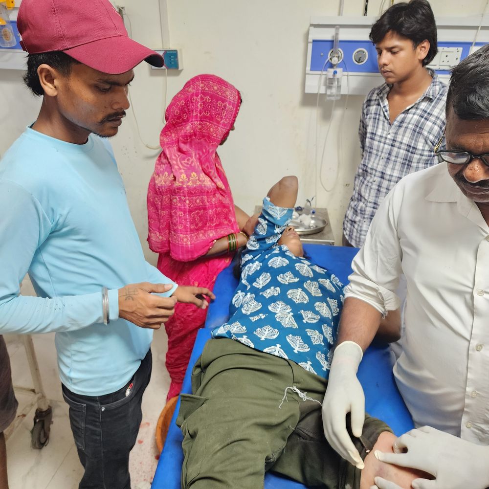 घर के बाहर बैठी युवती पर 2 राउंड फायरिंग:जांघ में लगी गोली, पड़ोसी पर साजिश का आरोप, भाई से जबरन करना चाहती है शादी