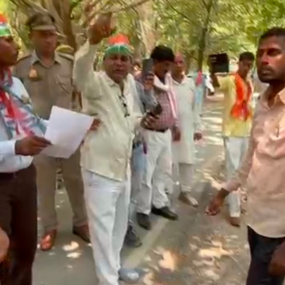 धरना स्थल पर जलता चूल्हा देख भड़के सिटी मजिस्ट्रेट:आग बुझवाकर लगाई फटकार, बहुजन मुक्ति संगठन के कार्यकर्ता कर रहे थे प्रदर्शन