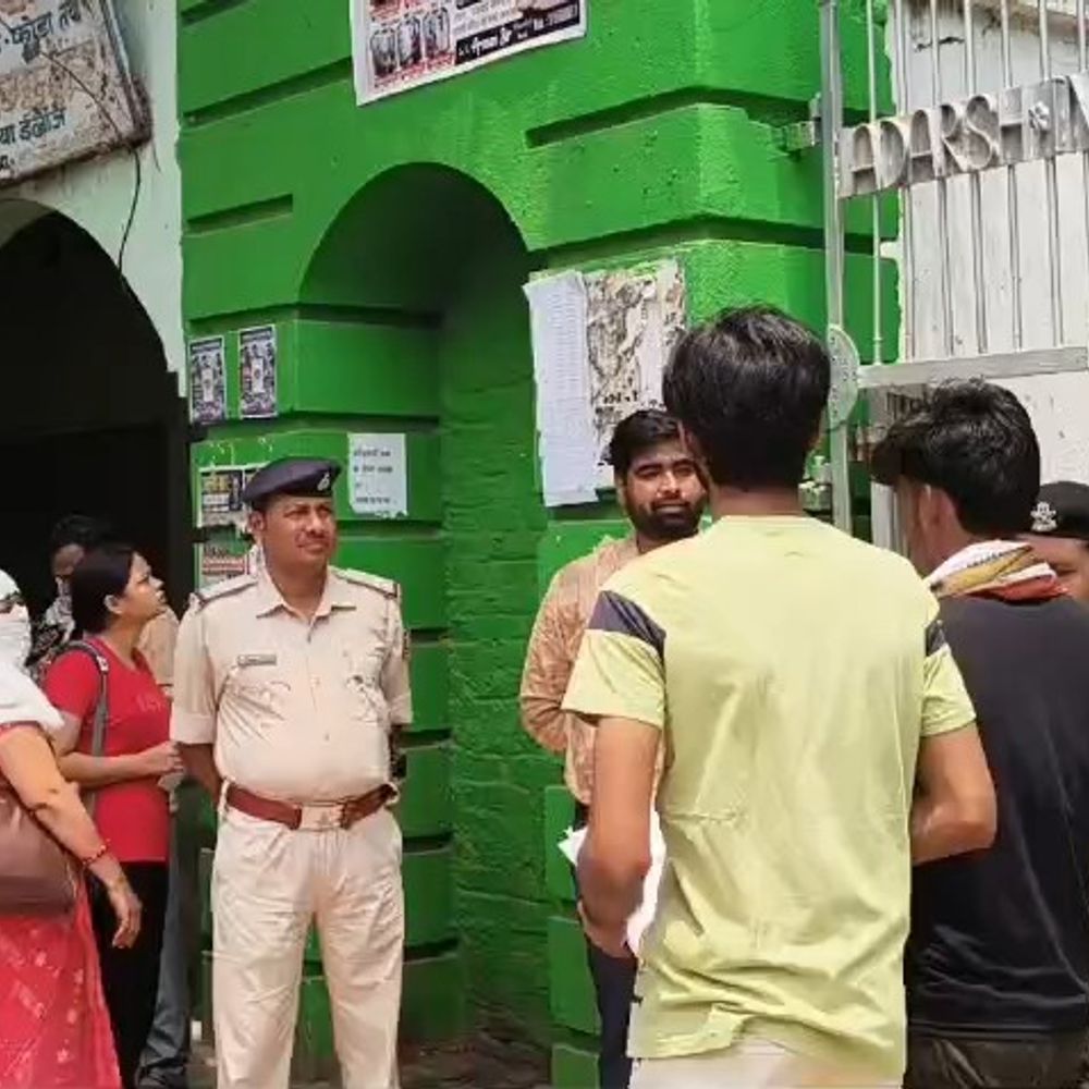कैमूर में 4 केंद्रों पर हो रहा NEET परीक्षा:2 से 5 बजे तक होगा एग्जाम, 1476 परीक्षार्थी हो रहे शामिल