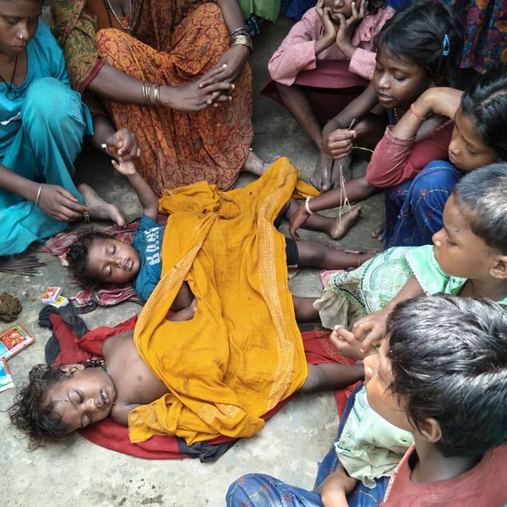 सहरसा में दो मासूम भाई-बहन की मौत:घर के बाहर खेलते वक्त पैर फिसलने से गड्ढे में डूबे, मजदूरी पर गए थे माता-पिता