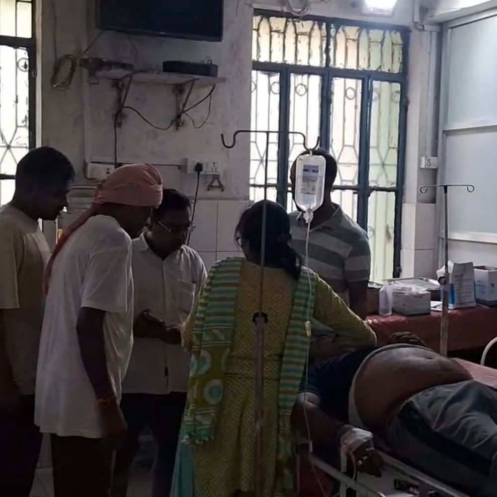 मोहनिया में डेयरी प्लांट मैनेजर को ऑटो ने मारी टक्कर:सिर में आई गंभीर चोट,फर्स्ट-ऐड के बाद वाराणसी रेफर; चालक फरार