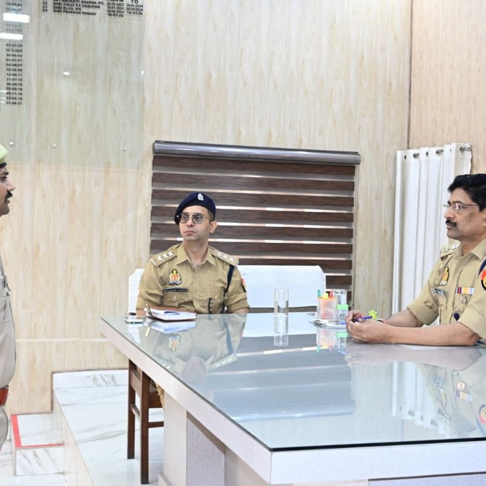 वरिष्ठ पुलिस अधीक्षक ने ली परेड की सलामी:आदेश कक्ष में अधिकारियों को दिए आवश्यक दिशा-निर्देश