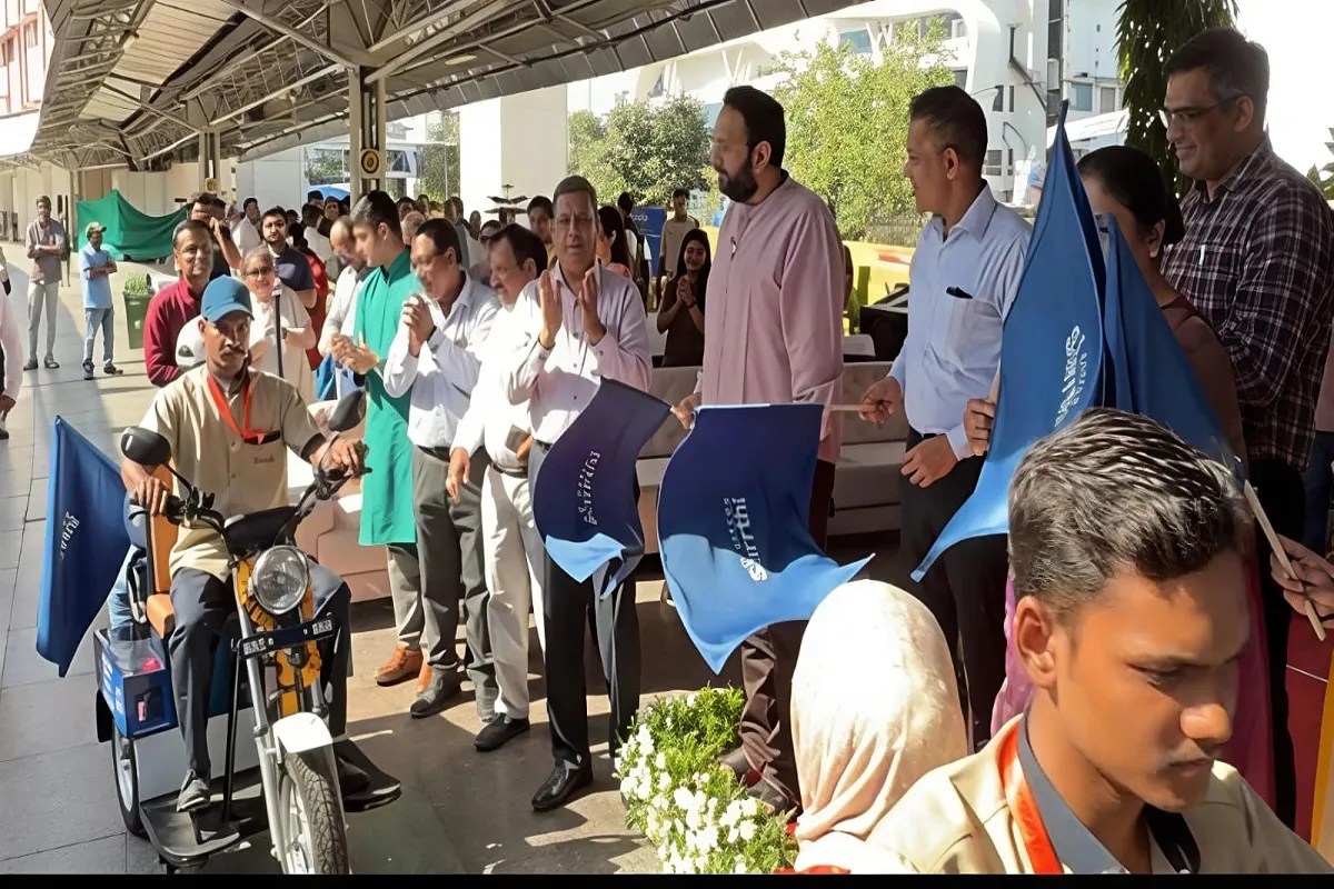 वडोदरा रेलवे स्टेशन पर डिजिटल एक्सेस बोर्ड, देश में पहली बैटरी चालित कार्ट सेवा आरंभ