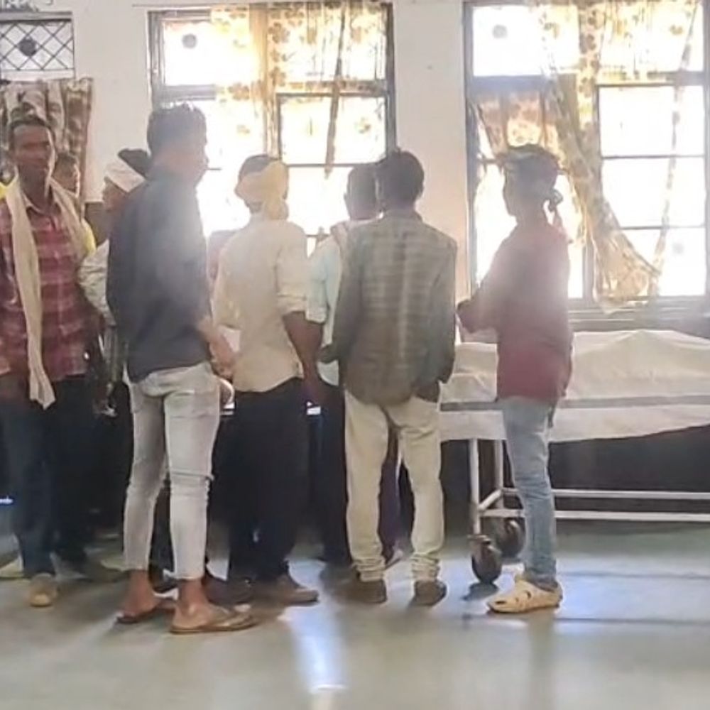 सिवनी में सड़क हादसे में पत्नी की मौत, पति घायल:बाइक से गांव लौट रहे थे दोनों, बैलेंस बिगड़ने से हादसे की आशंका