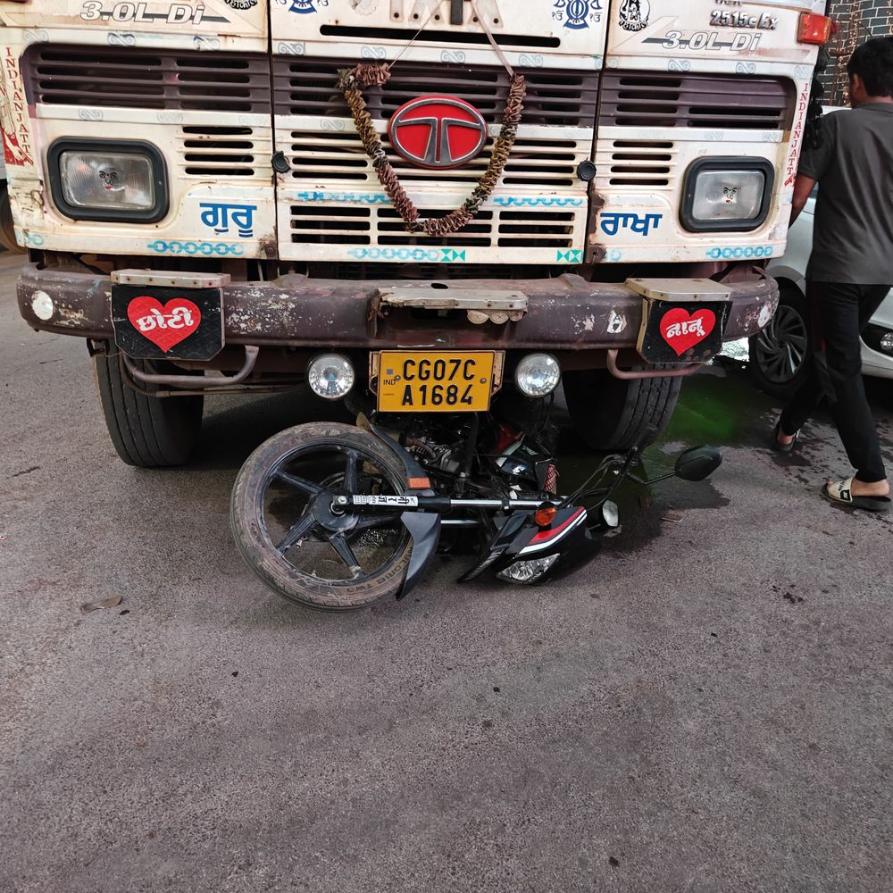 धमतरी में ट्रक ने बाइक सवार को रौंदा:छत्रपति शिवाजी चौक के पास हादसा, बाइक फंसी और व्यक्ति की मौत