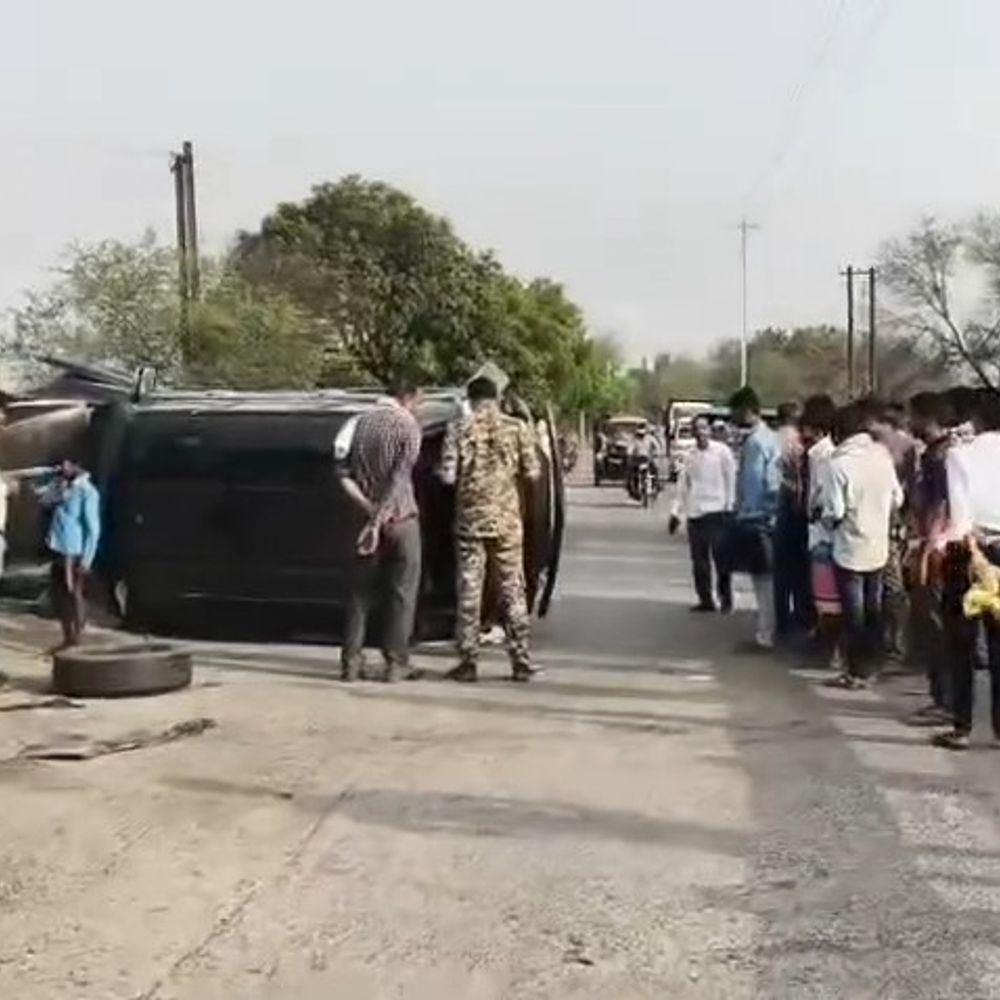 सिंगरौली में बच्चे को बचाने में स्कॉर्पियो पलटी, 5 घायल:माड़ा पुलिस ने अस्पताल पहुंचाया; शराब के नशे में होने की आशंका