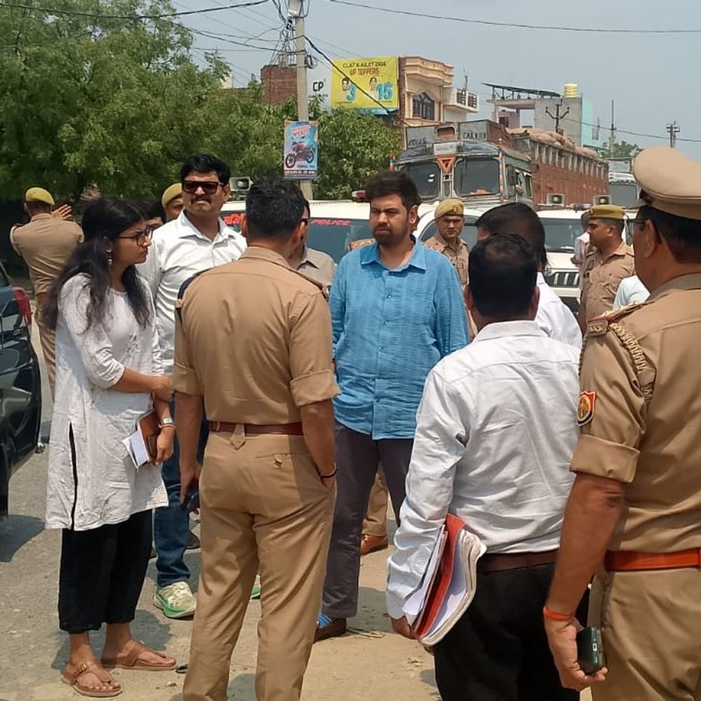 जिलाधिकारी ने निजी बस स्टैंड भूमि का निरीक्षण किया:अधिकारियों को समतलीकरण और ई-रिक्शा चेकिंग के निर्देश