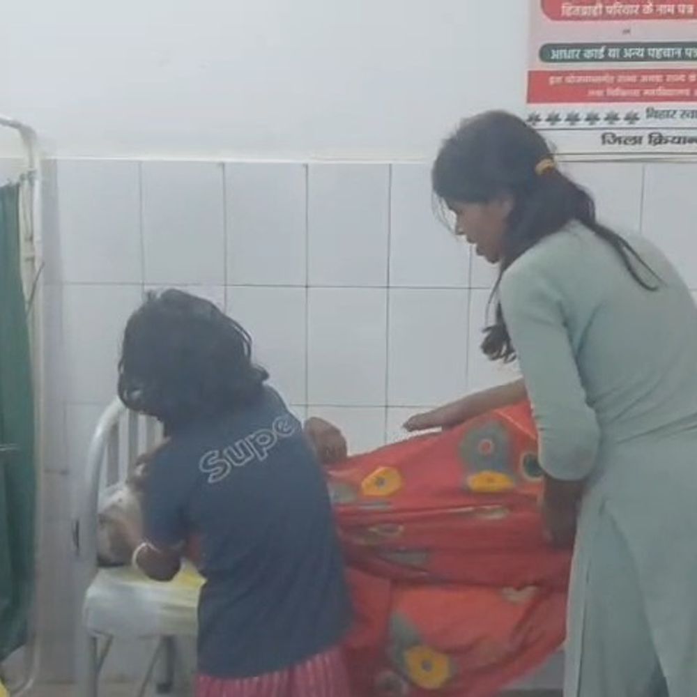 देवर और पत्नी ने भाभी को कुल्हाड़ी से काटा:जमुई के नर्मदा गांव में घरेलू विवाद, महिला घायल; अस्पताल में भर्ती