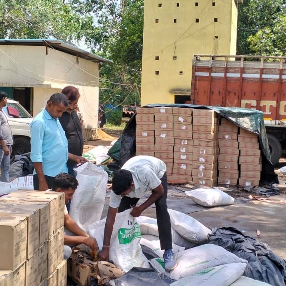 चंदवा में ढाई करोड़ की अवैध विदेशी शराब बरामद:1054 पेटी शराब जब्त, 5 तस्कर गिरफ्तार; मुख्य सरगना फरार होने में रहा सफल