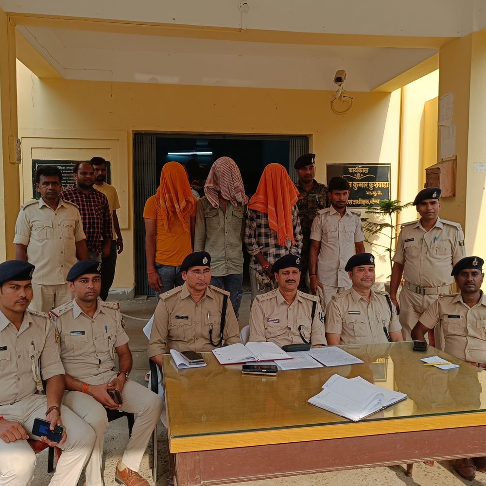 बांका लूटकांड का खुलासा, 3 क्रिमिनल गिरफ्तार:खैरा मोड़ पर पिस्तौल के बल पर हुई लूट का सामान बरामद